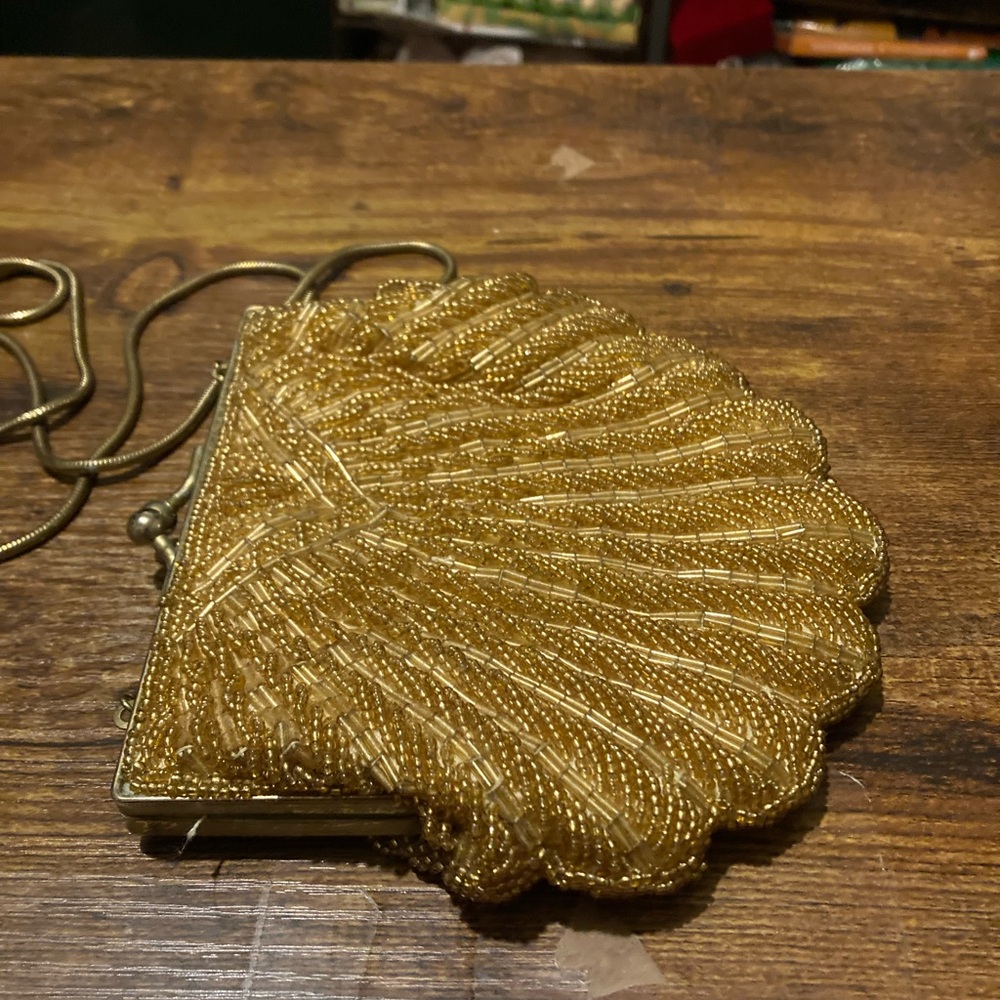Vintage gold beaded scallop shell shape evening purse - Picture 2 of 10